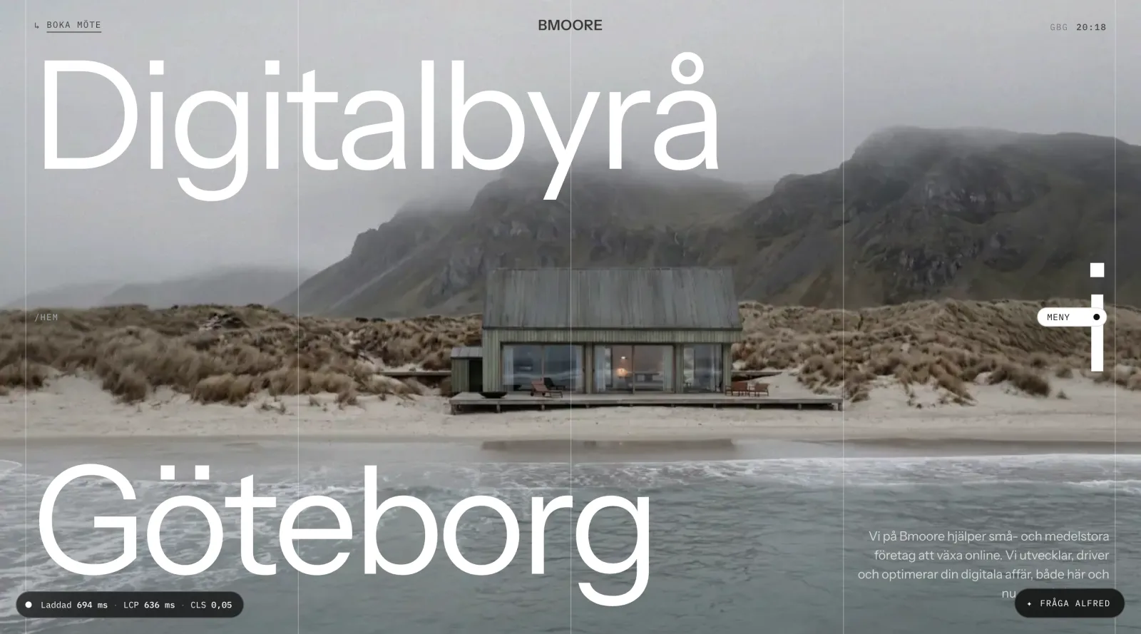 Startsidan på bmoore.se: rubriken Digitalbyrå i Göteborg över ett hus vid havet