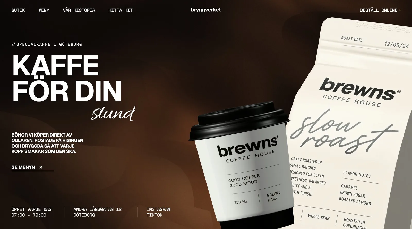 Startsidan för exempelkaféet Bryggverket: rubriken Kaffe för din stund bredvid en påse bönor och en mugg i 3D